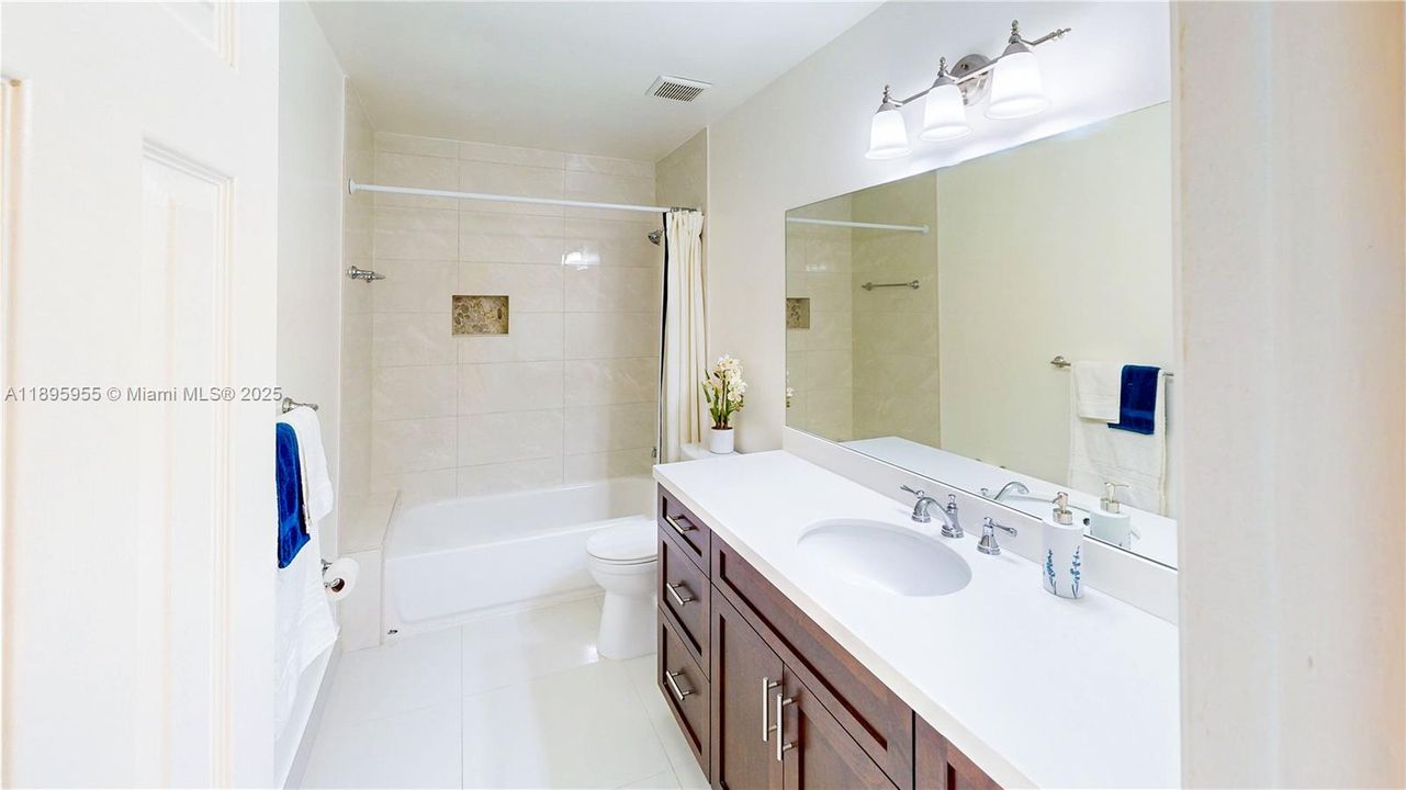 Activo con contrato: $749,900 (3 camas, 2 baños, 1799 Pies cuadrados)