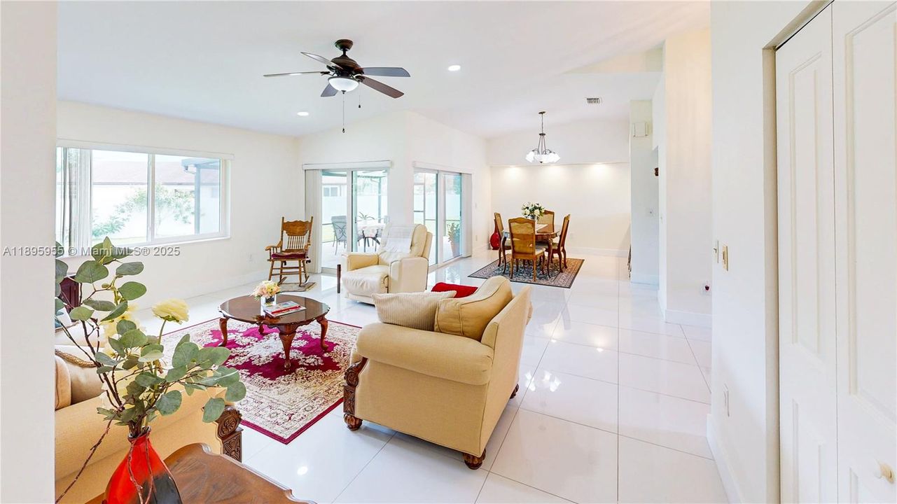 Activo con contrato: $749,900 (3 camas, 2 baños, 1799 Pies cuadrados)