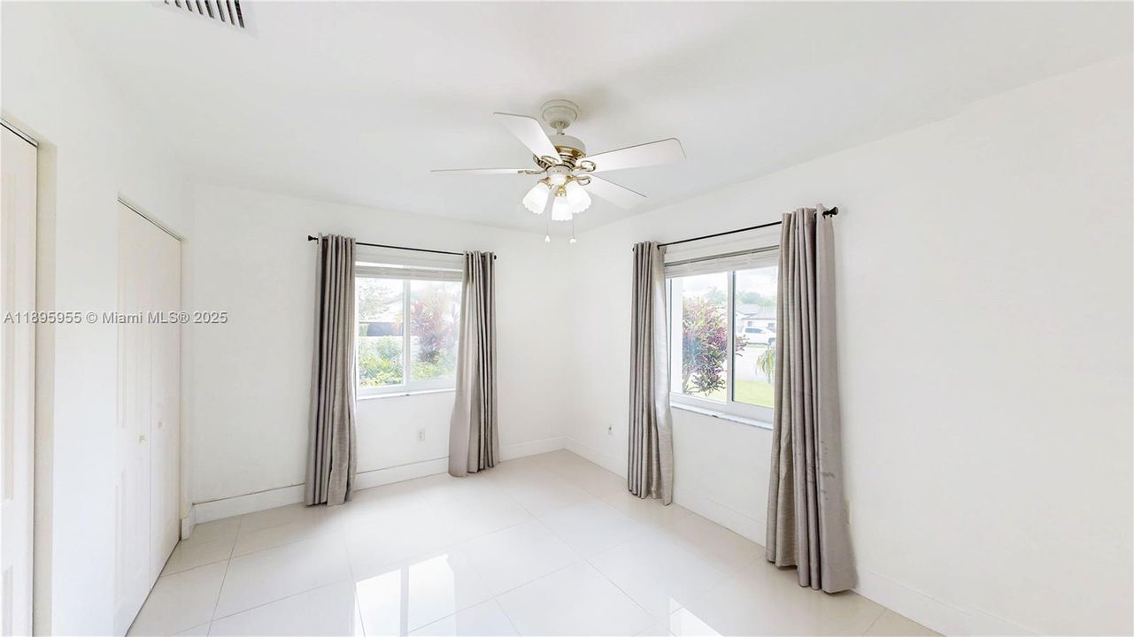 Activo con contrato: $749,900 (3 camas, 2 baños, 1799 Pies cuadrados)