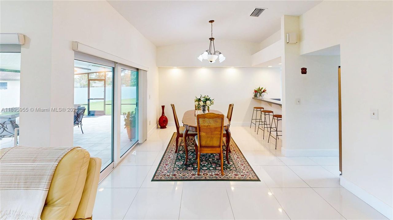 Activo con contrato: $749,900 (3 camas, 2 baños, 1799 Pies cuadrados)