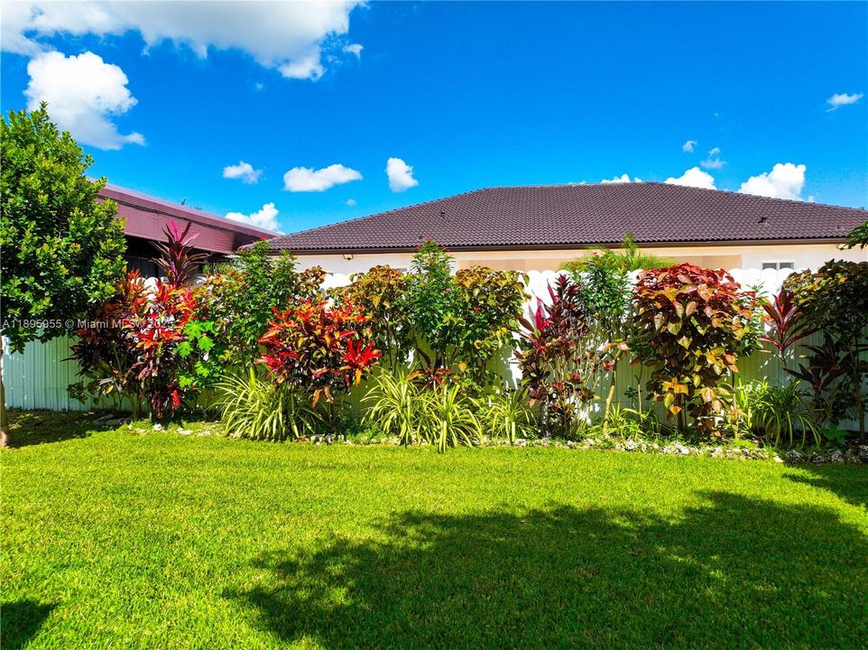 Activo con contrato: $749,900 (3 camas, 2 baños, 1799 Pies cuadrados)