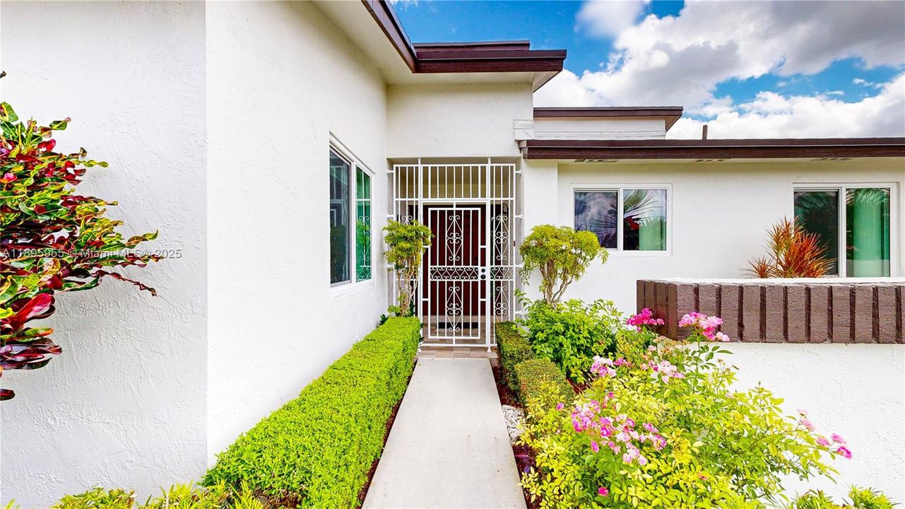 Activo con contrato: $749,900 (3 camas, 2 baños, 1799 Pies cuadrados)