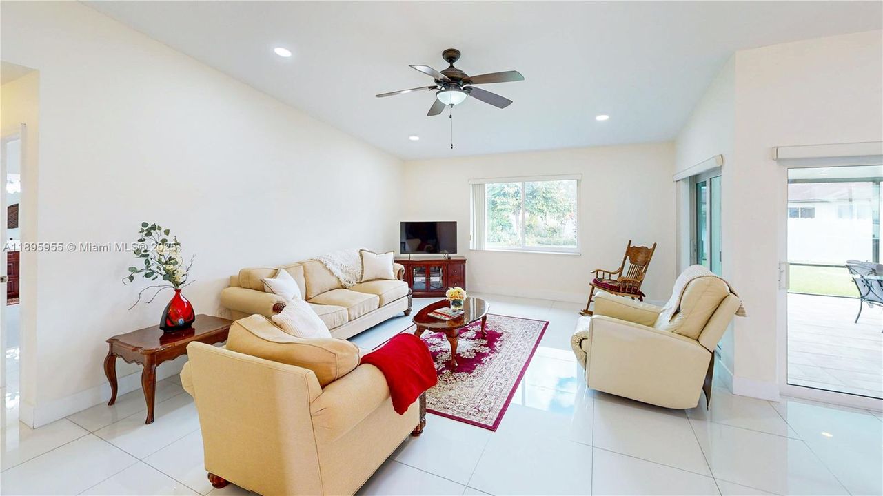 Activo con contrato: $749,900 (3 camas, 2 baños, 1799 Pies cuadrados)