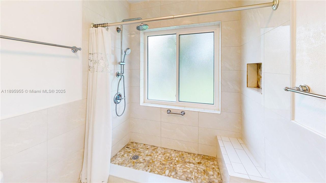 Activo con contrato: $749,900 (3 camas, 2 baños, 1799 Pies cuadrados)