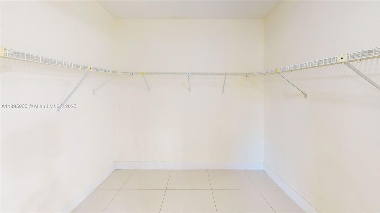 Activo con contrato: $749,900 (3 camas, 2 baños, 1799 Pies cuadrados)