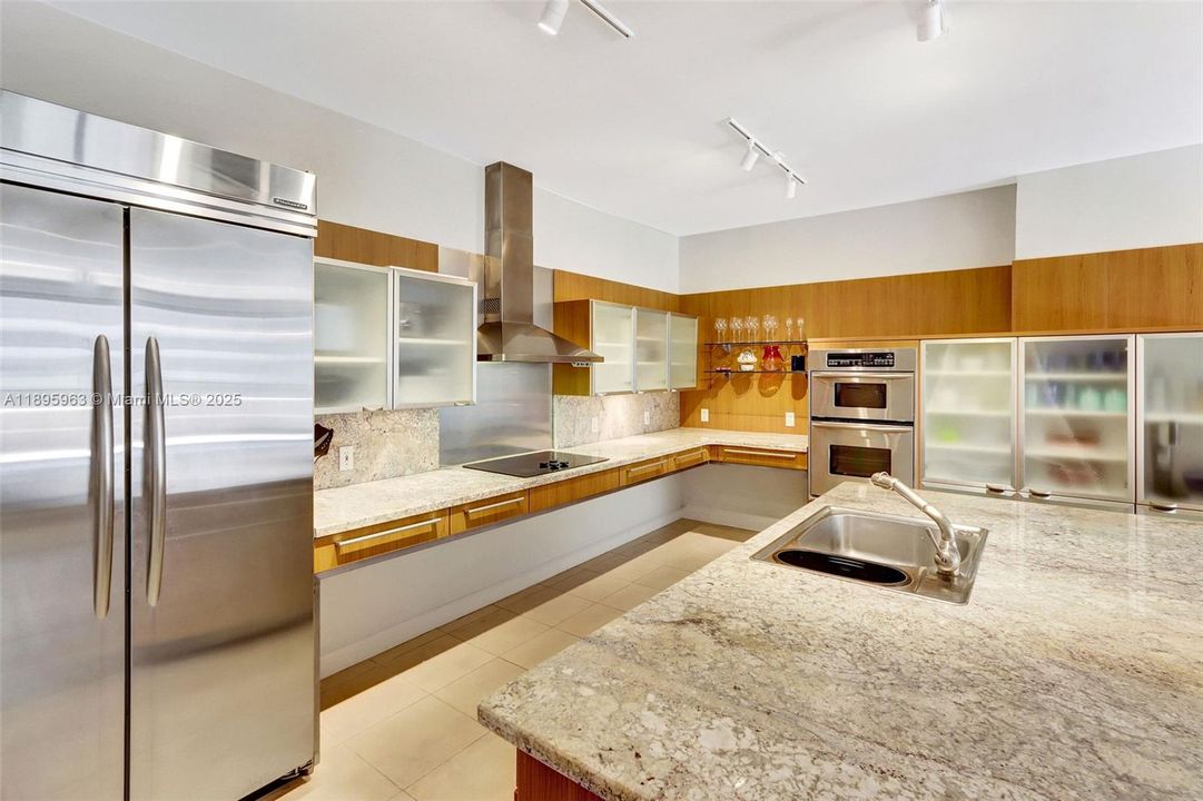 合同活跃: $1,349,000 (2 贝兹, 2 浴室, 1532 平方英尺)