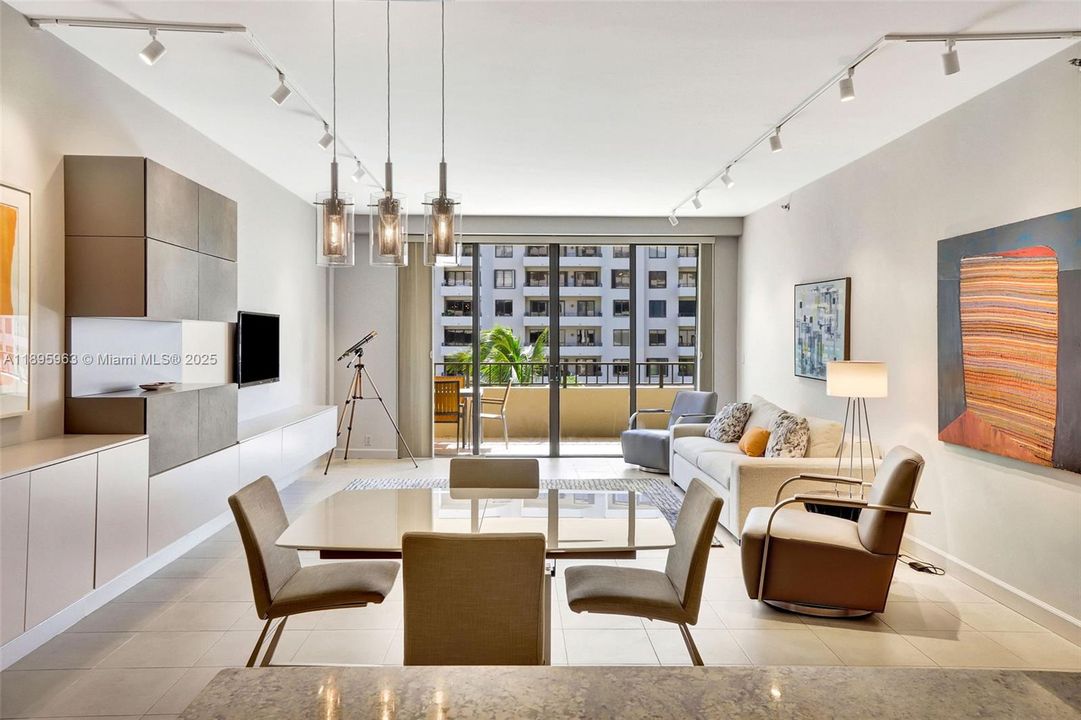 合同活跃: $1,349,000 (2 贝兹, 2 浴室, 1532 平方英尺)