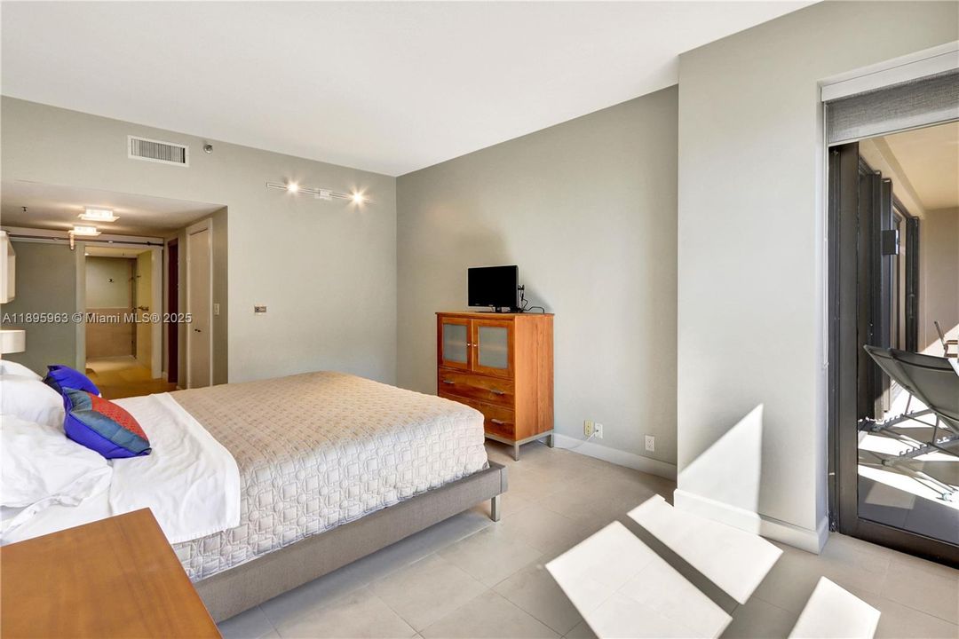 合同活跃: $1,349,000 (2 贝兹, 2 浴室, 1532 平方英尺)