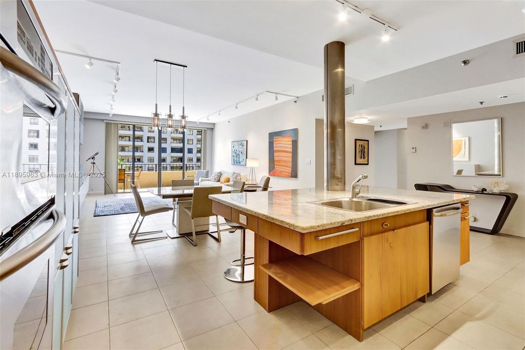 合同活跃: $1,349,000 (2 贝兹, 2 浴室, 1532 平方英尺)