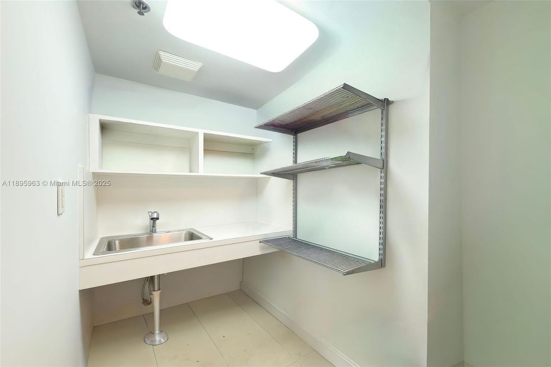 合同活跃: $1,349,000 (2 贝兹, 2 浴室, 1532 平方英尺)