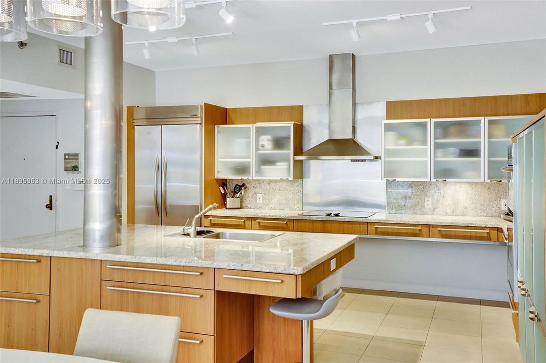 合同活跃: $1,349,000 (2 贝兹, 2 浴室, 1532 平方英尺)