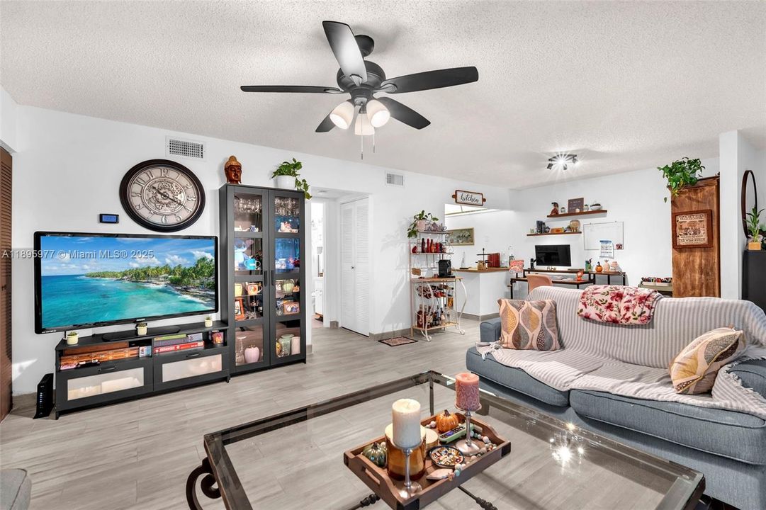 待售: $280,000 (2 贝兹, 2 浴室, 1018 平方英尺)