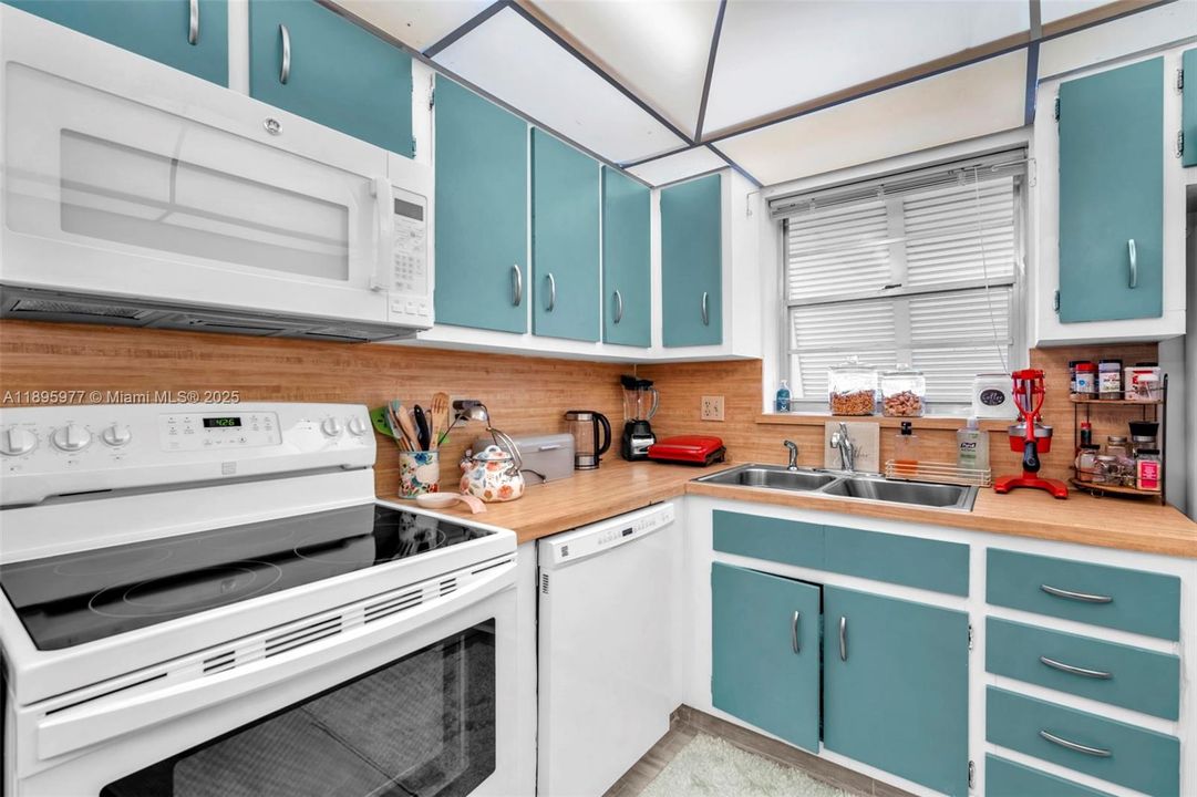 待售: $280,000 (2 贝兹, 2 浴室, 1018 平方英尺)