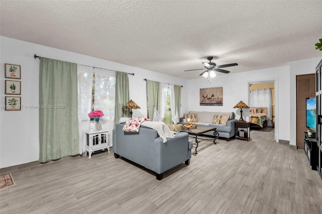 待售: $280,000 (2 贝兹, 2 浴室, 1018 平方英尺)