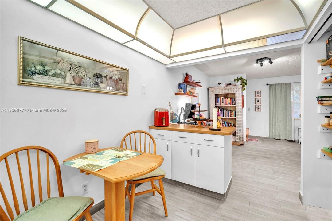 待售: $280,000 (2 贝兹, 2 浴室, 1018 平方英尺)