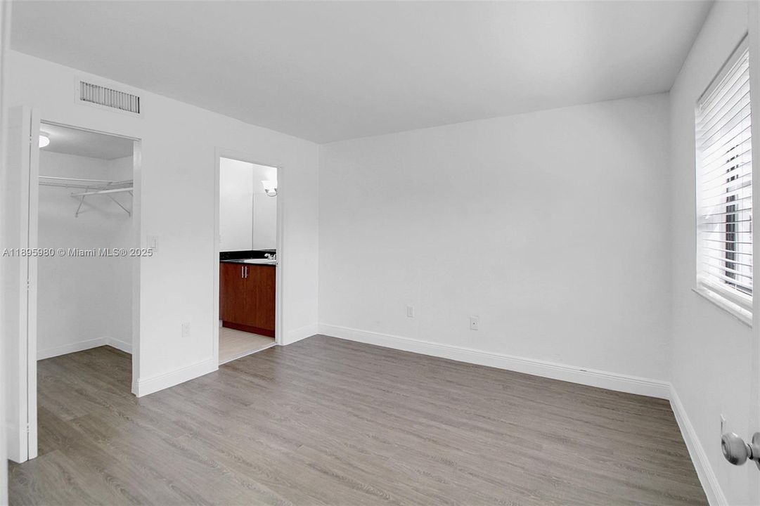 Recently Sold: $259,000 (2 beds, 2 baths, 976 Square Feet)