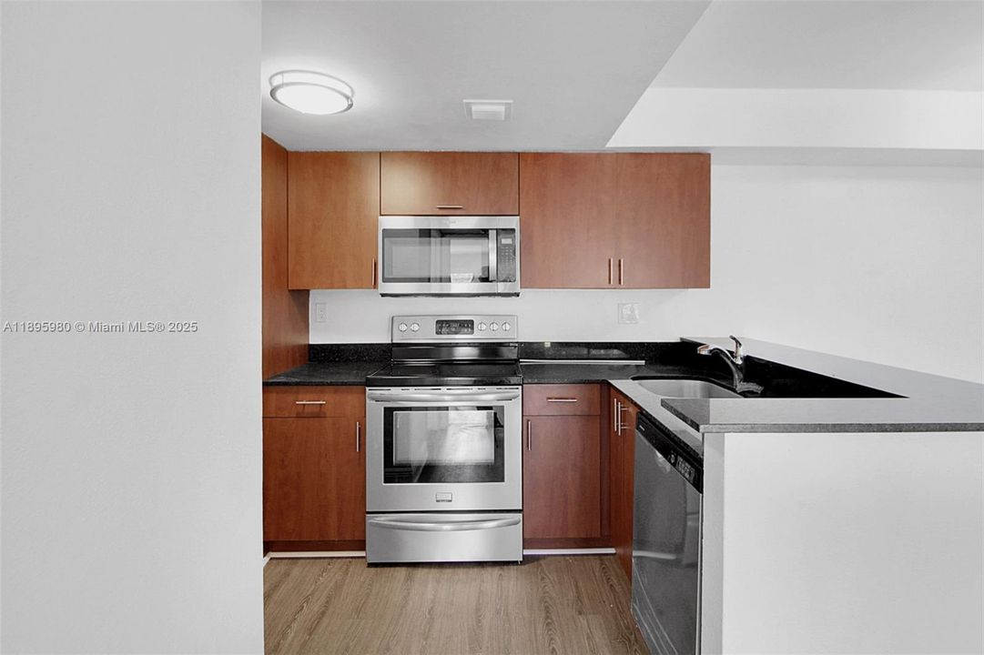 Recently Sold: $259,000 (2 beds, 2 baths, 976 Square Feet)