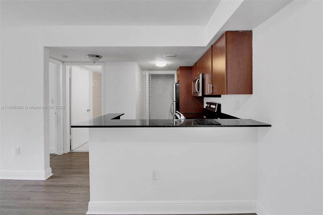 Recently Sold: $259,000 (2 beds, 2 baths, 976 Square Feet)