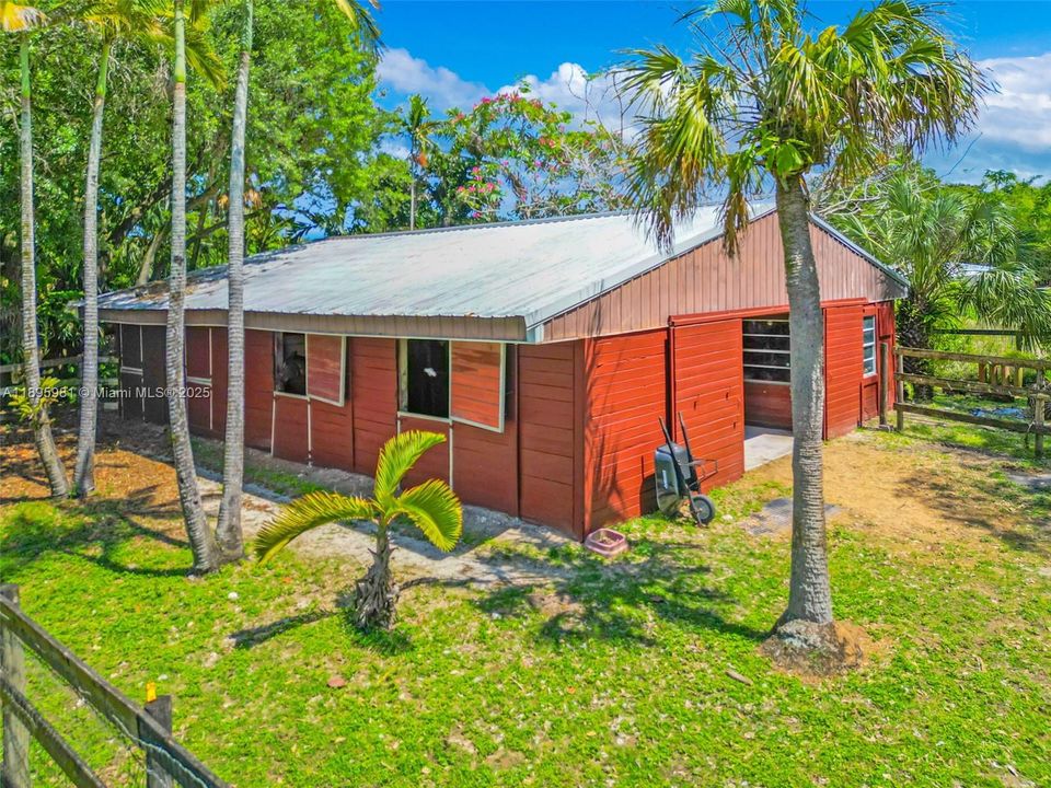 CENTER AISLE BARN TACK, FEED, GROOM QTRS.
