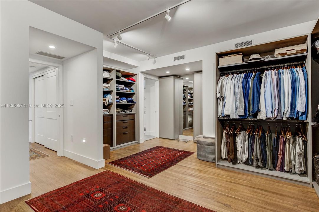 For Sale: $2,350,000 (3 beds, 4 baths, 2868 Square Feet)