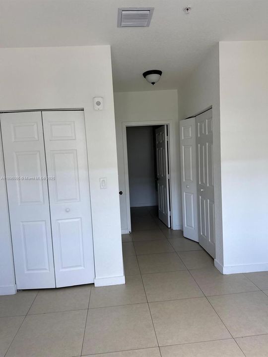 合同活跃: $1,950 (2 贝兹, 2 浴室, 1200 平方英尺)