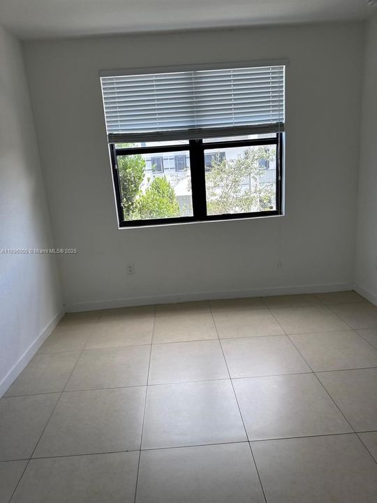 合同活跃: $1,950 (2 贝兹, 2 浴室, 1200 平方英尺)