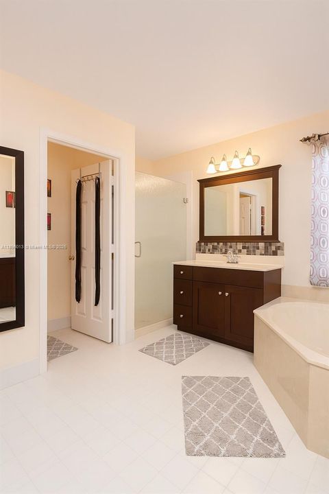 En Venta: $729,400 (5 camas, 3 baños, 2637 Pies cuadrados)