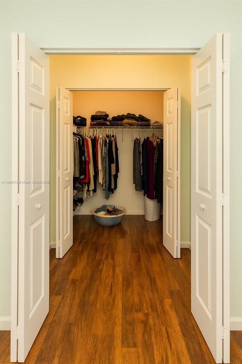 En Venta: $729,400 (5 camas, 3 baños, 2637 Pies cuadrados)