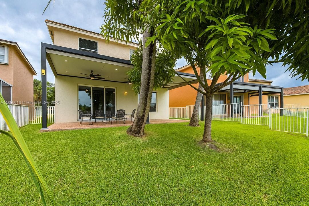 En Venta: $729,400 (5 camas, 3 baños, 2637 Pies cuadrados)