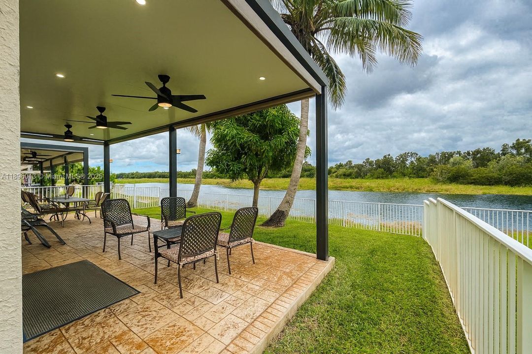 En Venta: $729,400 (5 camas, 3 baños, 2637 Pies cuadrados)