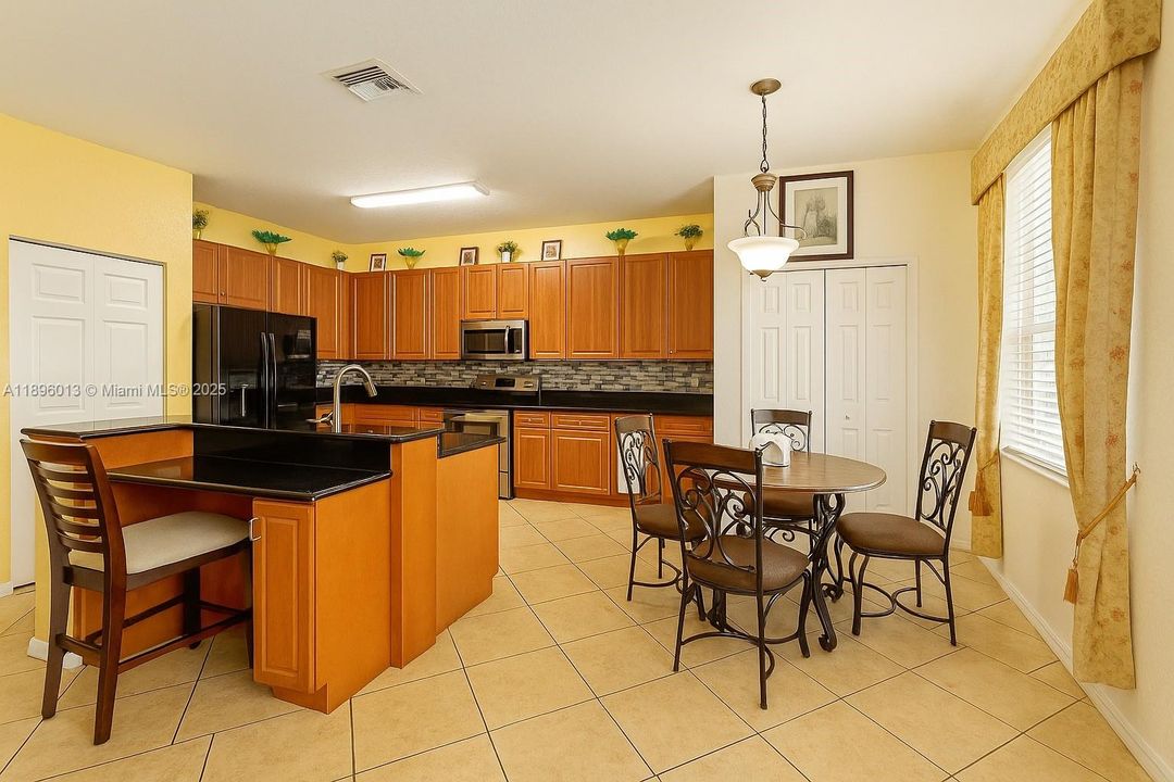 En Venta: $729,400 (5 camas, 3 baños, 2637 Pies cuadrados)