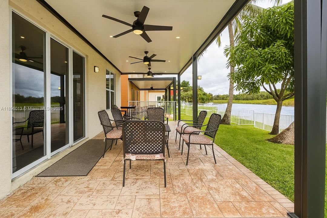 En Venta: $729,400 (5 camas, 3 baños, 2637 Pies cuadrados)