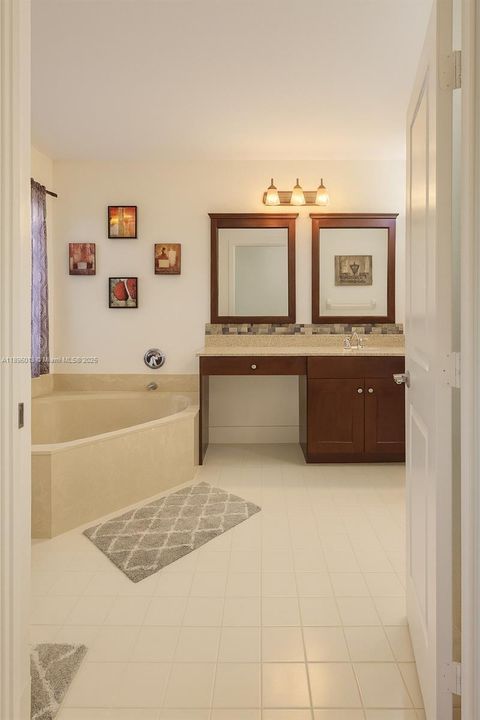 En Venta: $729,400 (5 camas, 3 baños, 2637 Pies cuadrados)