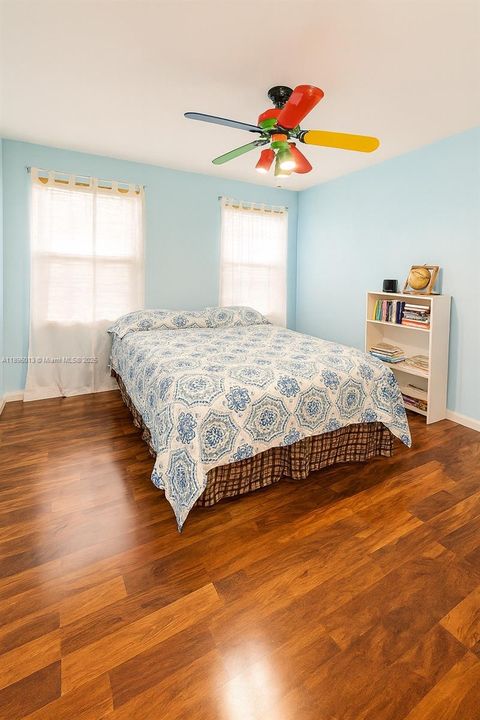 En Venta: $729,400 (5 camas, 3 baños, 2637 Pies cuadrados)