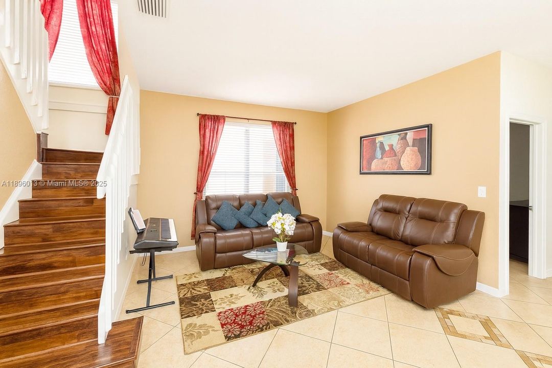 En Venta: $729,400 (5 camas, 3 baños, 2637 Pies cuadrados)