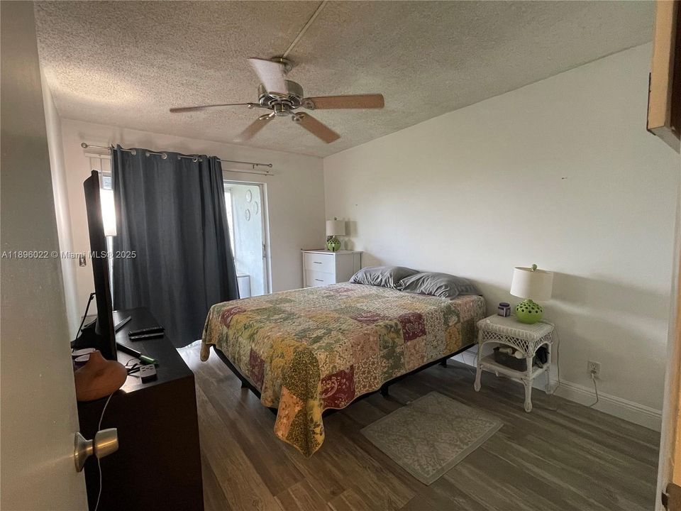 For Sale: $178,000 (2 beds, 1 baths, 820 Square Feet)