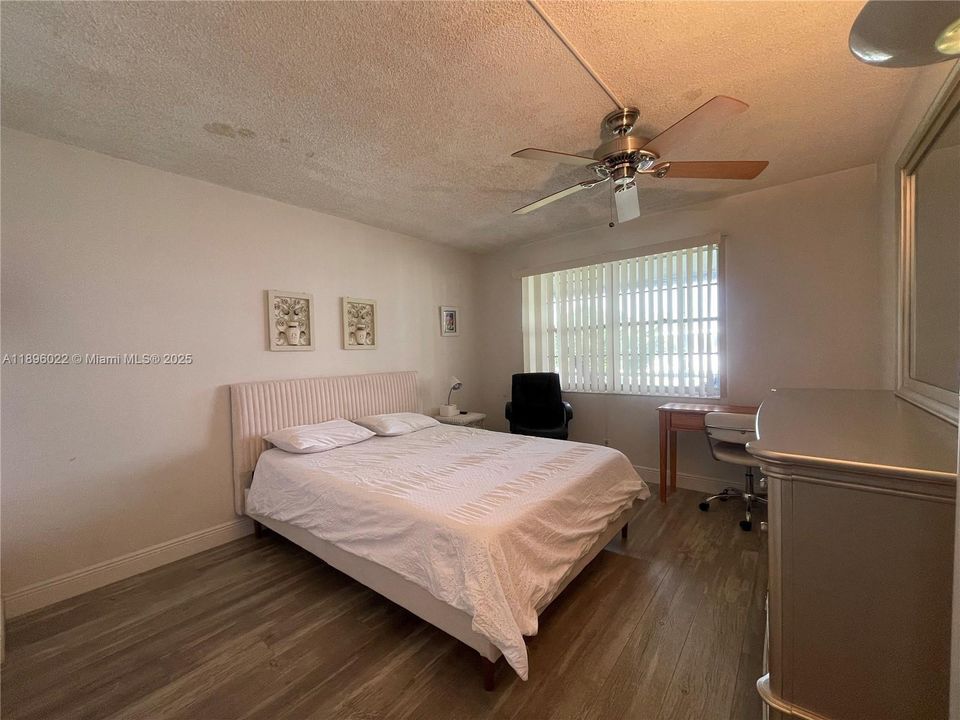 For Sale: $178,000 (2 beds, 1 baths, 820 Square Feet)