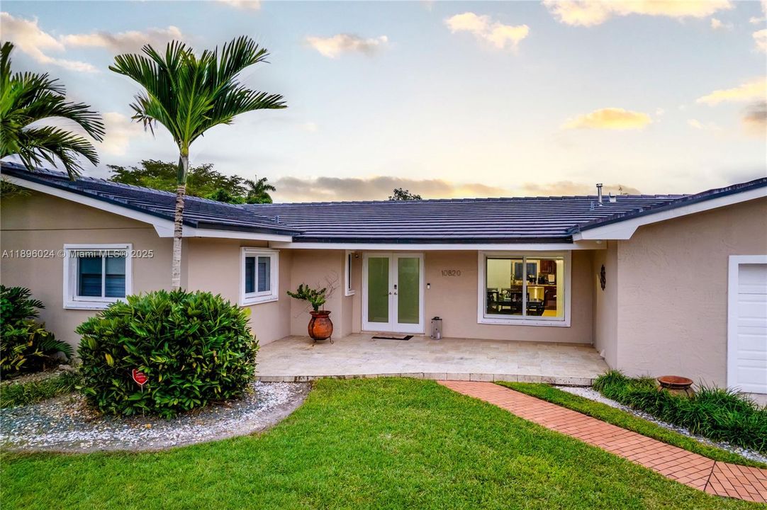 For Sale: $1,270,000 (4 beds, 2 baths, 1978 Square Feet)