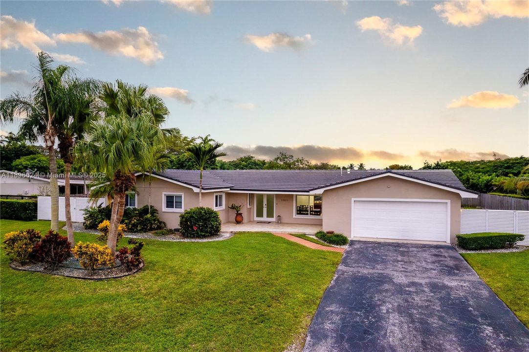 For Sale: $1,270,000 (4 beds, 2 baths, 1978 Square Feet)