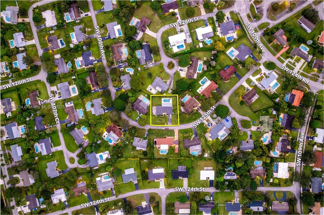 For Sale: $1,270,000 (4 beds, 2 baths, 1978 Square Feet)