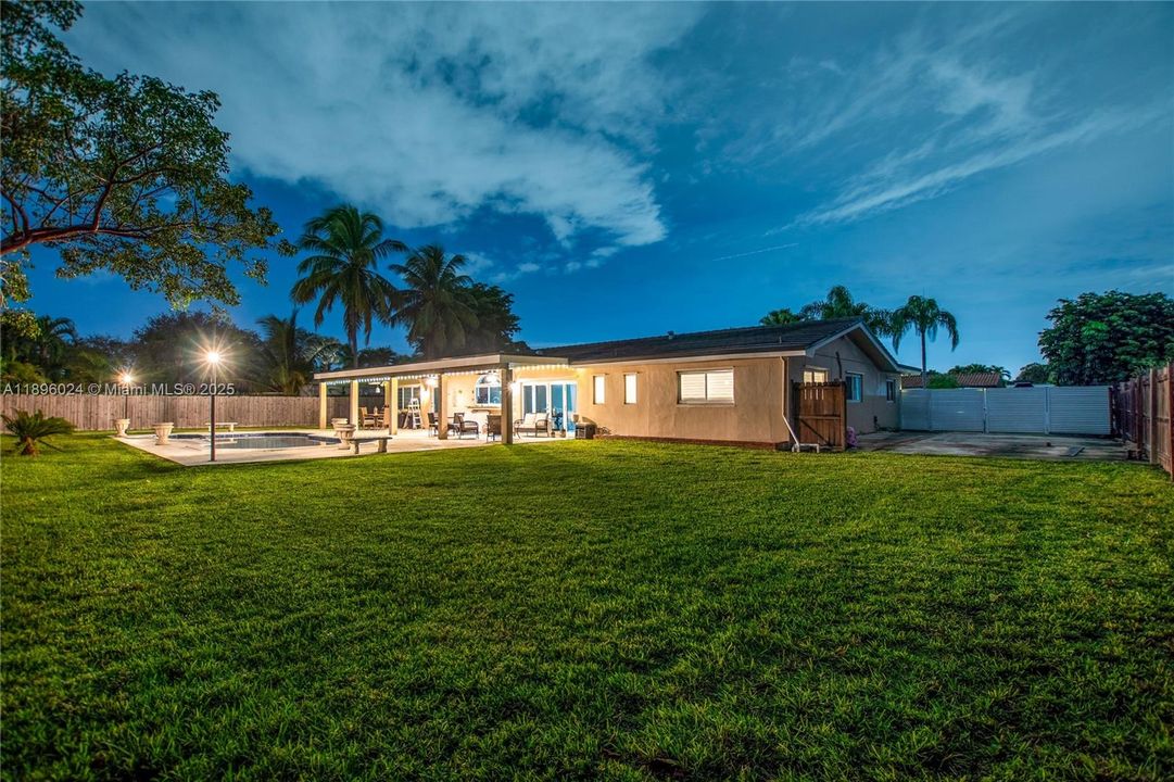 For Sale: $1,270,000 (4 beds, 2 baths, 1978 Square Feet)