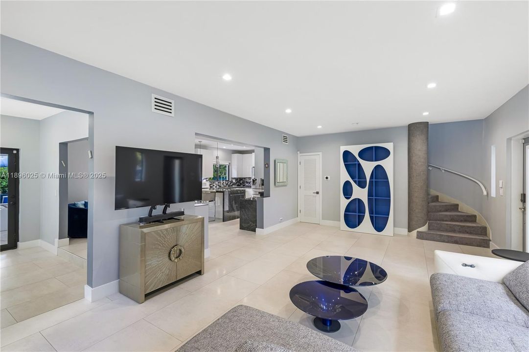 合同活跃: $2,695,000 (3 贝兹, 3 浴室, 2114 平方英尺)