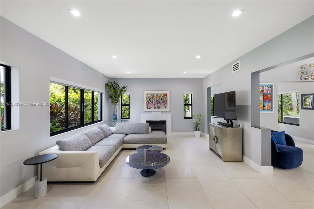 合同活跃: $2,695,000 (3 贝兹, 3 浴室, 2114 平方英尺)