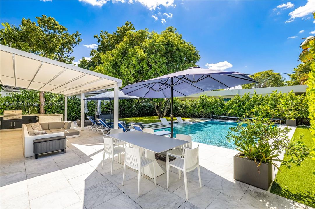 合同活跃: $2,695,000 (3 贝兹, 3 浴室, 2114 平方英尺)