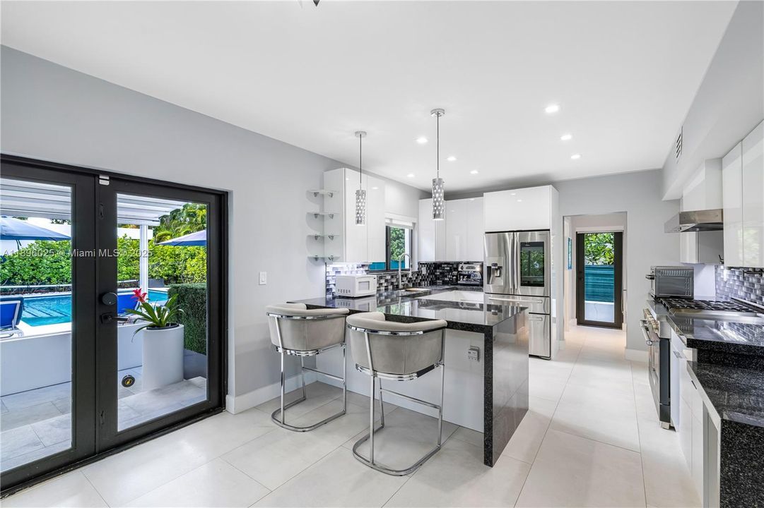 合同活跃: $2,695,000 (3 贝兹, 3 浴室, 2114 平方英尺)