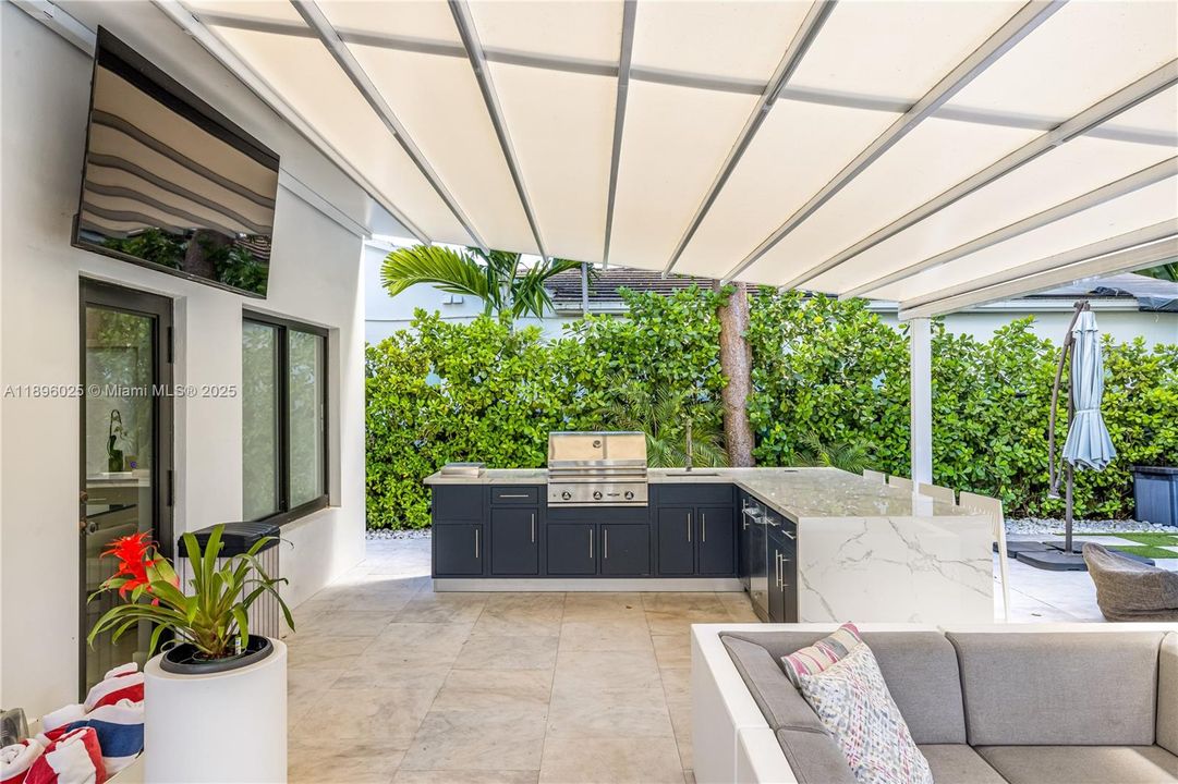 合同活跃: $2,695,000 (3 贝兹, 3 浴室, 2114 平方英尺)