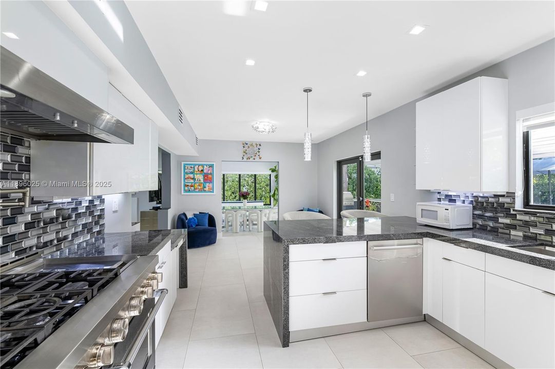 合同活跃: $2,695,000 (3 贝兹, 3 浴室, 2114 平方英尺)