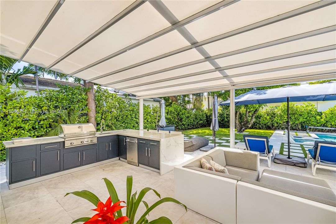 合同活跃: $2,695,000 (3 贝兹, 3 浴室, 2114 平方英尺)