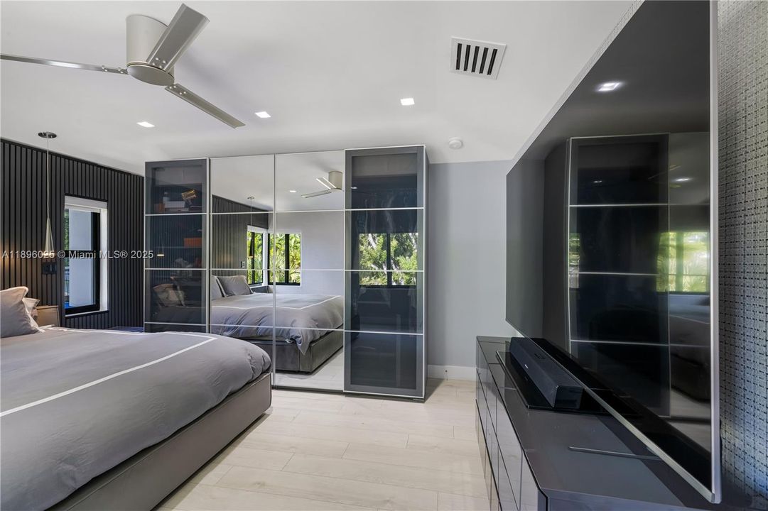 合同活跃: $2,695,000 (3 贝兹, 3 浴室, 2114 平方英尺)