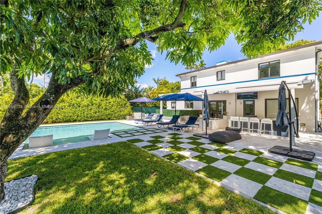 合同活跃: $2,695,000 (3 贝兹, 3 浴室, 2114 平方英尺)